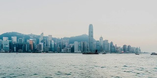 中国香港——2014年11月15日:中国香港，从早到晚，维多利亚港的迷人景色尽收眼底