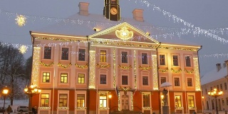爱沙尼亚市政厅的灯光