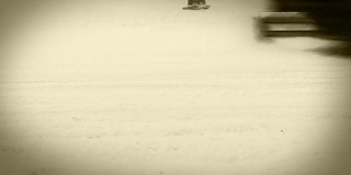 旧电影效果:卡丁车在结冰的湖面上与马达的声音比赛