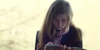 年轻，美丽的女孩写在笔记本-股票视频