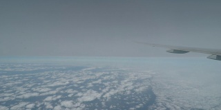 从飞机窗口观测到的空中云图变化。