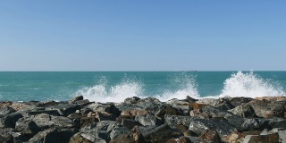 4K美丽的海浪远离迪拜海岸。