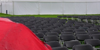 红色的伞和潮湿的座位。专注于座位