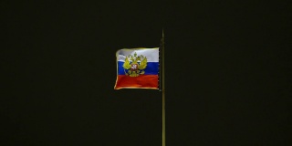 晚上在街上悬挂俄罗斯国旗
