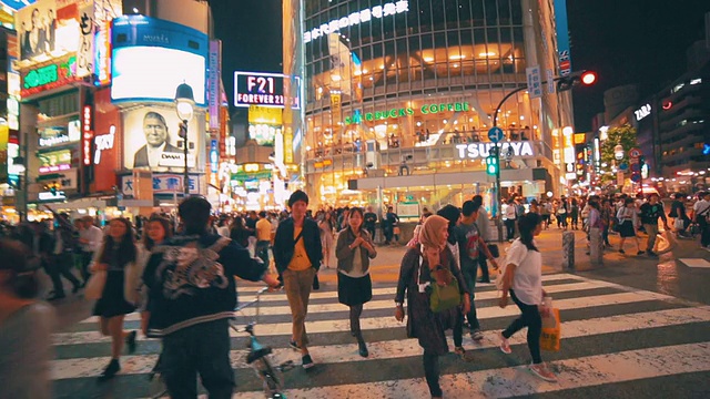 日本人正穿过东京涩谷车站外的街道