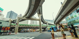 在东京阳光60大厦下面的十字路口，行人和车辆经过的时间流逝