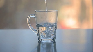 用透明玻璃杯将热水倒在茶上视频素材模板下载