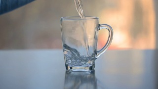 用透明玻璃杯将热水倒在茶上视频素材模板下载