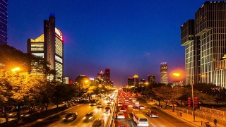 北京,China-Sept。2014年29日晚上，中国北京国贸CBD附近的长安街交通视频素材模板下载