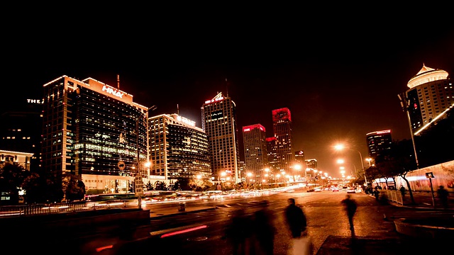 北京,China-Sept。2014年29日晚上，中国北京国贸CBD附近的长安街公交车等交通