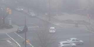 汽车穿过十字路口的上端镜头