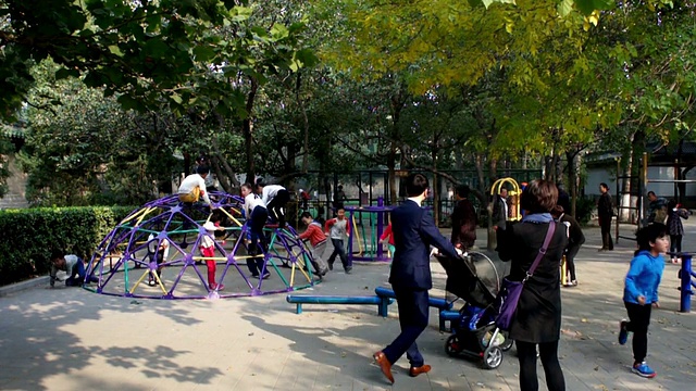 北京,China-Oct。2014年17日，中国北京，孩子们在地坛公园自由玩耍
