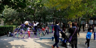 北京,China-Oct。2014年17日，中国北京，孩子们在地坛公园自由玩耍