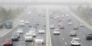 中国北京，2014年10月25日:在恶劣的天气下，人们在路上小心驾驶，中国北京