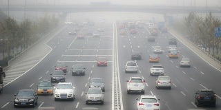 中国北京，2014年10月25日:在恶劣的天气下，人们在路上小心驾驶，中国北京