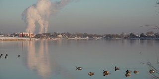湖泊上的工厂污染