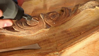 近距离的木匠雕刻木材与雕刻工具。视频素材模板下载