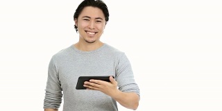 一个20多岁的男人在用平板电脑