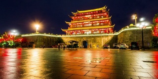 潮州古城门和古城墙的美丽夜景，中国广东省