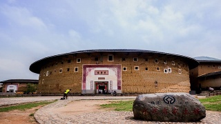 中国，龙岩，2014年6月4日:福建(永定)古代为防御土匪而建的土楼视频素材模板下载