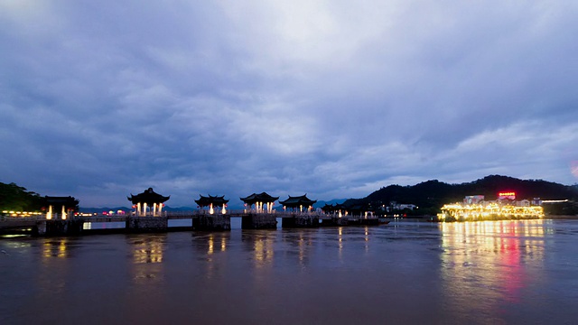 中国广东省潮州市的七彩广济桥因其流动性而闻名