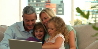 幸福家庭一起用平板电脑