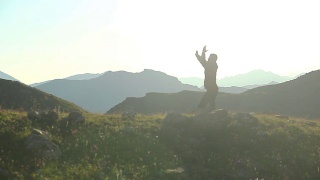 剪影中的男子在山上练习武术，锻炼身体视频素材模板下载