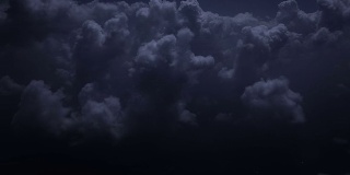 夜晚飞过的飞机月光下的云