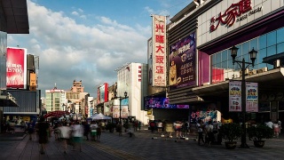 中国沈阳-2014年8月1日：顾客在中国沈阳中街步行街漫步视频素材模板下载