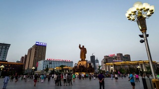 中国沈阳，2014年8月1日:晚上，人们(大妈)在中山广场跳舞视频素材模板下载