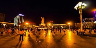 中国沈阳，2014年8月1日:晚上，人们(大妈)在中山广场跳舞