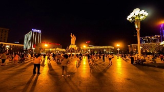 中国沈阳，2014年8月1日:晚上，人们(大妈)在中山广场跳舞视频素材模板下载