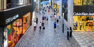 中国北京，2014年8月13日:年轻人的时尚漫步在中国北京的三里屯购物中心
