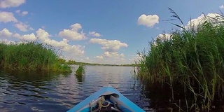 泛舟在宽阔的江面上，美丽的大自然中。旅游,旅游、观点