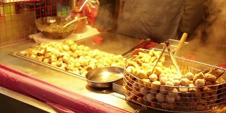 台湾夜市的饺子烧烤摊贩
