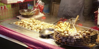 台湾夜市的饺子烧烤摊贩