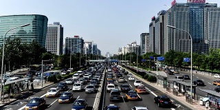 中国北京，2014年8月13日:中国北京二环路附近的交通繁忙