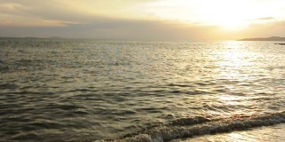 黄昏时海滩上的海浪和夕阳(伴着声音)