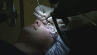 激光眼科手术第七步:外科医生切除激光角膜瓣视频素材模板下载