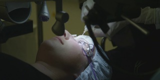 激光眼科手术第四步:外科医生冲洗眼睛