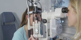 一位年轻女子正在让眼科医生检查她的眼睛
