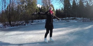 年轻女子在结冰的湖面上溜冰