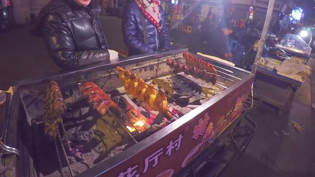 上海街头小贩卖烤鸭肉。