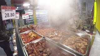 中国超市出售的新鲜热熟肉。视频素材模板下载