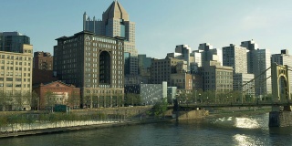 匹兹堡，宾夕法尼亚州-大约2014年5月-在宾夕法尼亚州匹兹堡市中心的建筑物的一个晚上建立的镜头。