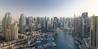 迪拜码头的现代建筑的影子移动非常快的时间流逝，迪拜，阿联酋。