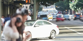 繁忙道路交汇处交通的时间推移顺序