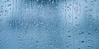 雨滴落在窗户上。蓝色的基调
