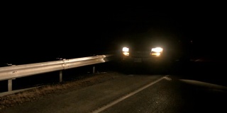 一辆车晚上在路边抛锚，开着危险灯