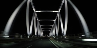 司机的POV通过现代东京门大桥。